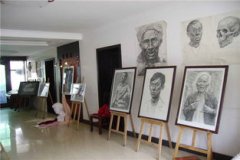 <b>好比取本地的艺术品经销商、书店或是艺术展览</b>